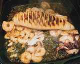 Foto del paso 5 de la receta: Calamar a la plancha con langostinos al ajillo