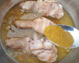 Foto del paso 4 de la receta: Muslos de pollo al ajillo con patatas