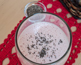 Foto del paso 2 de la receta: Smoothie, lassi, licuado de banana y frutilla con base de yogurt