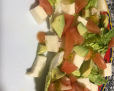 Foto del paso 3 de la receta: Ensalada de caballa, lechuga tomate, queso y aguacate