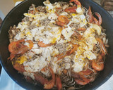 Foto del paso 6 de la receta: Ous trencats amb gules, sèpia i gamba vermella