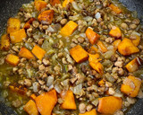 Foto del paso 4 de la receta: Spaghetti nero di seppia con salsa picante de calabaza y soja texturizada