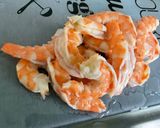 Une image de l'étape 2 de Salade de crevettes sauvages aux tomates, coriandre et citron.
