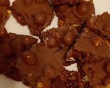 A picture of step 5 of #christmasgift No cook biscuit crunch.
