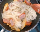 รูปขั้นตอนการทำที่ 3 ของ หมี่แห้งหมูแดงโขทัย🥩 style by barbie👩🏼🍳