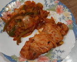 Foto del paso 4 de la receta: Contramuslos de pollo con fritada de pimiento, cebolla y puerro
