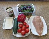 Фото кроку 1 до Середземноморський салат з куркою, фетою та оливками 🥗.