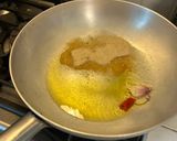 Foto del passaggio 1 della ricetta Spaghetti in Padella 80 Sgombro Olive Capperi
