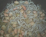 Foto del paso 3 de la receta: Espaguetis con tinta de calamar