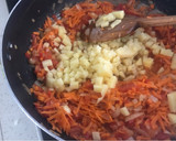 Foto del paso 3 de la receta: Guiso de salchichas con longaniza ahumada