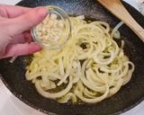 Foto del paso 2 de la receta: Mollejas de cordero encebolladas