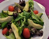Foto del paso 2 de la receta Ensalada de brotes con rulo de cabra, miel y aguacate