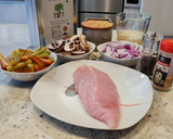 Foto del paso 1 de la receta: Guiso de solomillo de pavo con champiñones y pimientos