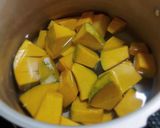 Hình bước làm 3 của món Soup BÍ ĐỎ cá hồi