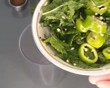 A picture of step 1 of Chicken hara masala.