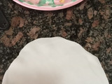 Tacos de lechuga morada y milanesa de pollo con salsa de ajo