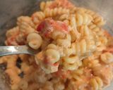 Foto del passaggio 3 della ricetta Pasta con pomodorini,tonno e philadelphia 🌈