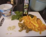 Foto langkah ke 1 dari resep Crostini ai peperoni, olive, burrata e basilico (toasts with peppers, olives, burrata and basil).