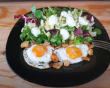 Foto del paso 4 de la receta: Huevos fritos con ajo y ensalada
