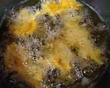 A picture of step 3 of Kanda Bhajiya.