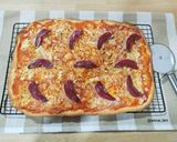 Foto del paso 5 de la receta: Pizza 3 quesos con cebolla y jamón de pato