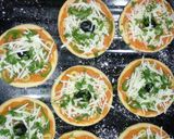 صورة لخطوة 3 من وصفة ميني بيتزا 🍕😍