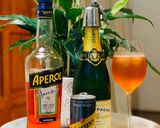 A picture of step 2 of Aperol Spritz.