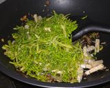 Foto langkah ke 3 dari resep Tumis bunga pepaya.