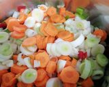 Foto del paso 3 de la receta: Patatas guisadas con verduras y lentejas rojas