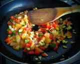 Foto del paso 4 de la receta: Huevos, vegetales y jamón york en cama asada de pan baguette!