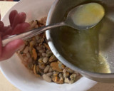 Foto del paso 7 de la receta: Alubias, ensalada, marisco en lata y jamón