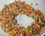 Foto langkah ke 4 dari resep Roti Tawar Goreng isi Ragout.