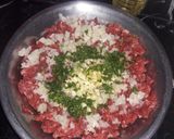 Foto del paso 1 de la receta: Hamburguesas casera al plato con puré de papas y huevos fritos