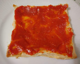 Foto del paso 3 de la receta: Pizza fría de atún con pimientos y aceitunas en base de hojaldre