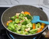 Foto langkah ke 2 dari resep Tumis Brokoli Wortel.
