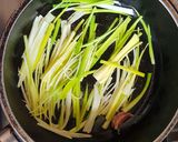 Foto del paso 3 de la receta: Pollo al vermouth, con puerros. #recetariocamino