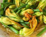 Foto del passaggio 3 della ricetta Frittata di fiori di zucca, dalla corolla al gambo