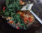 Foto langkah ke 6 dari resep Tumis Daun Singkong Rebon.