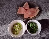 Foto del paso 1 de la receta: Pollo con crema de verdeo y papas españolas de Bigote Cocina