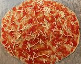 Foto del paso 4 de la receta: Pizza de jamón serrano con aceitunas negras
