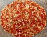 Foto del paso 4 de la receta: Pizza de jamón serrano con aceitunas negras