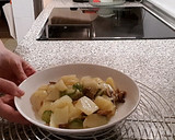 Foto del paso 10 de la receta: Patatas a lo Pobre con Champiñones (en el microondas)