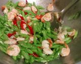 Foto langkah ke 4 dari resep Tumis Buncis Udang Saos Tiram Kilat.