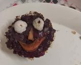 A picture of step 4 of Nutella sandwich smily.
