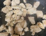 صورة لخطوة 2 من وصفة رز القرنبيط مع الدجاج