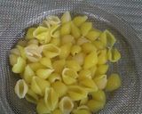 A picture of step 2 of Crispy and crunchy macaroni kurkury.