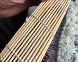 Foto del paso 9 de la receta: Sushi de salmón y verduritas (kaisen maki)