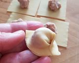 Foto del passaggio 5 della ricetta Cappelletti in brodo di cappone