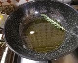 Foto del passaggio 3 della ricetta Padellata di patate e porcini al profumo di aromi