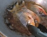Foto langkah ke 2 dari resep Sayur ikan bawal nyomok kuning cabe ijo (ikan bawal di kuningin).